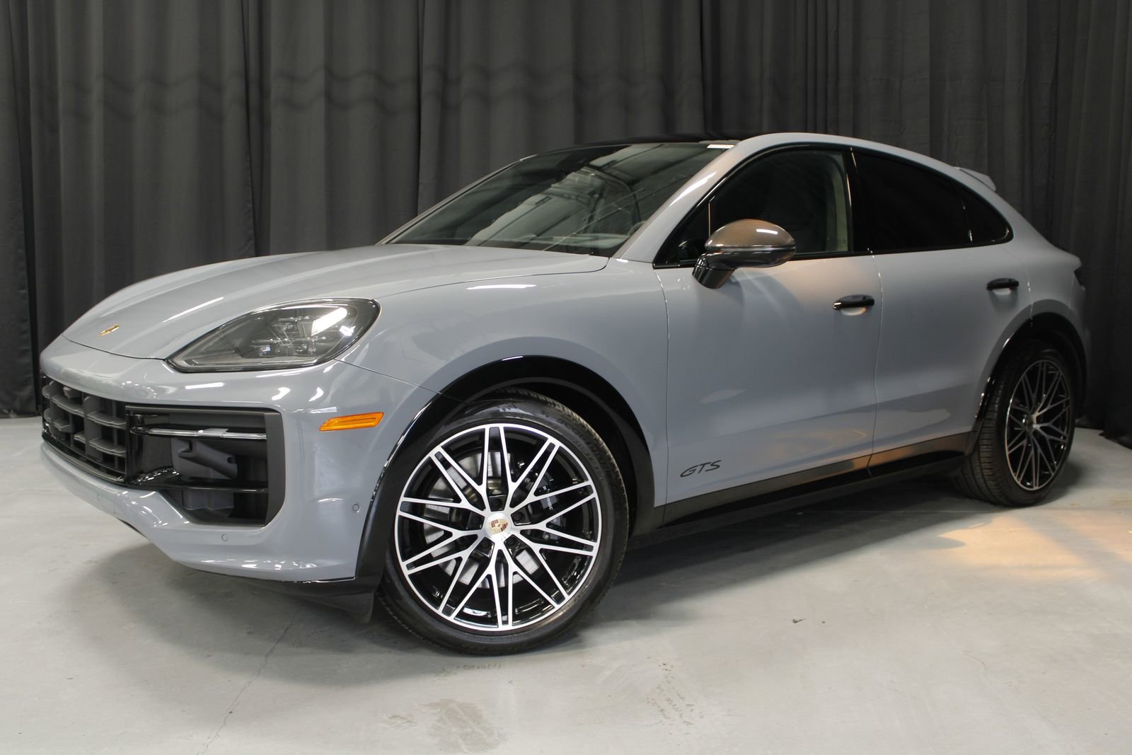 Certified 2025 Porsche Cayenne GTS AWD/4WD image 1