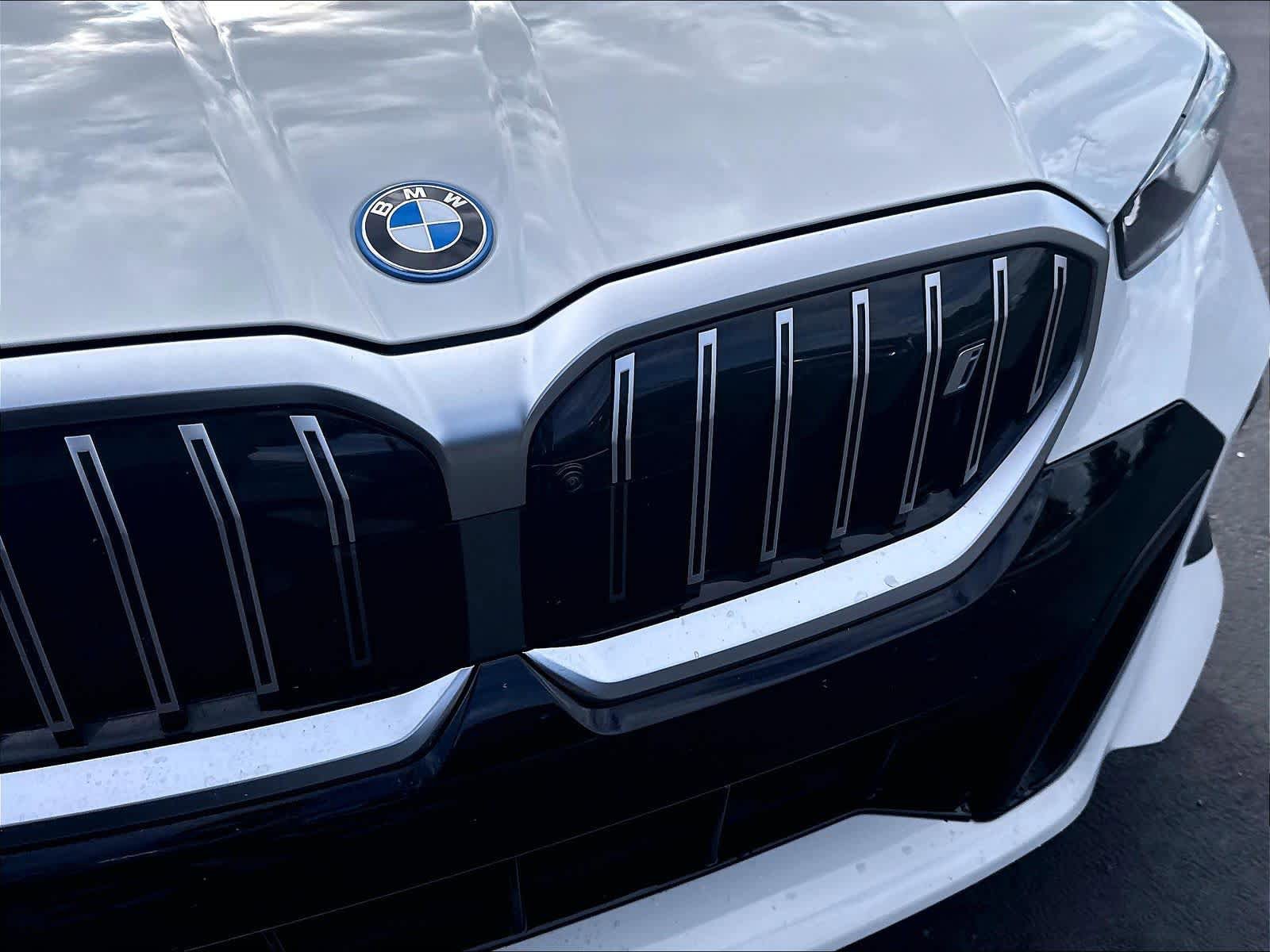 Used 2025 BMW i5 eDrive40i w/ M Sport Package RWD image 31