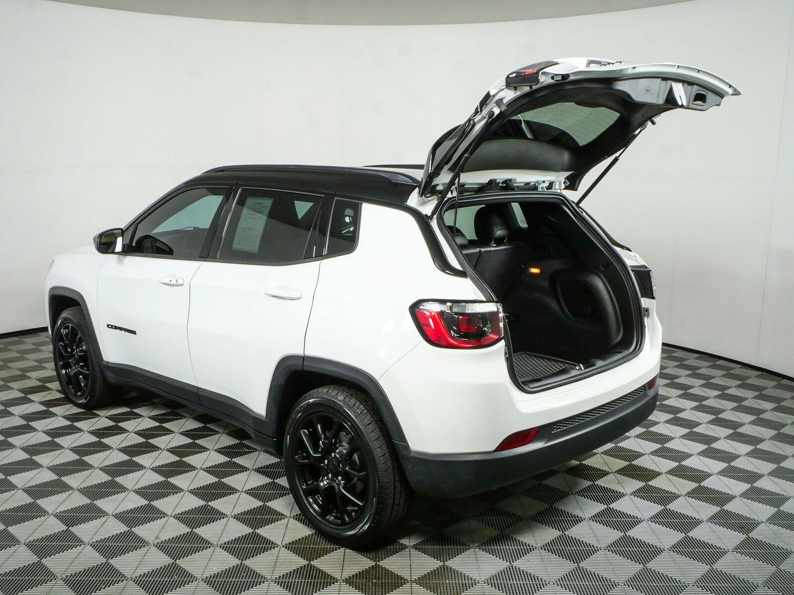 Used 2023 Jeep Compass Latitude w/ Sun and Sound Group AWD/4WD image 33