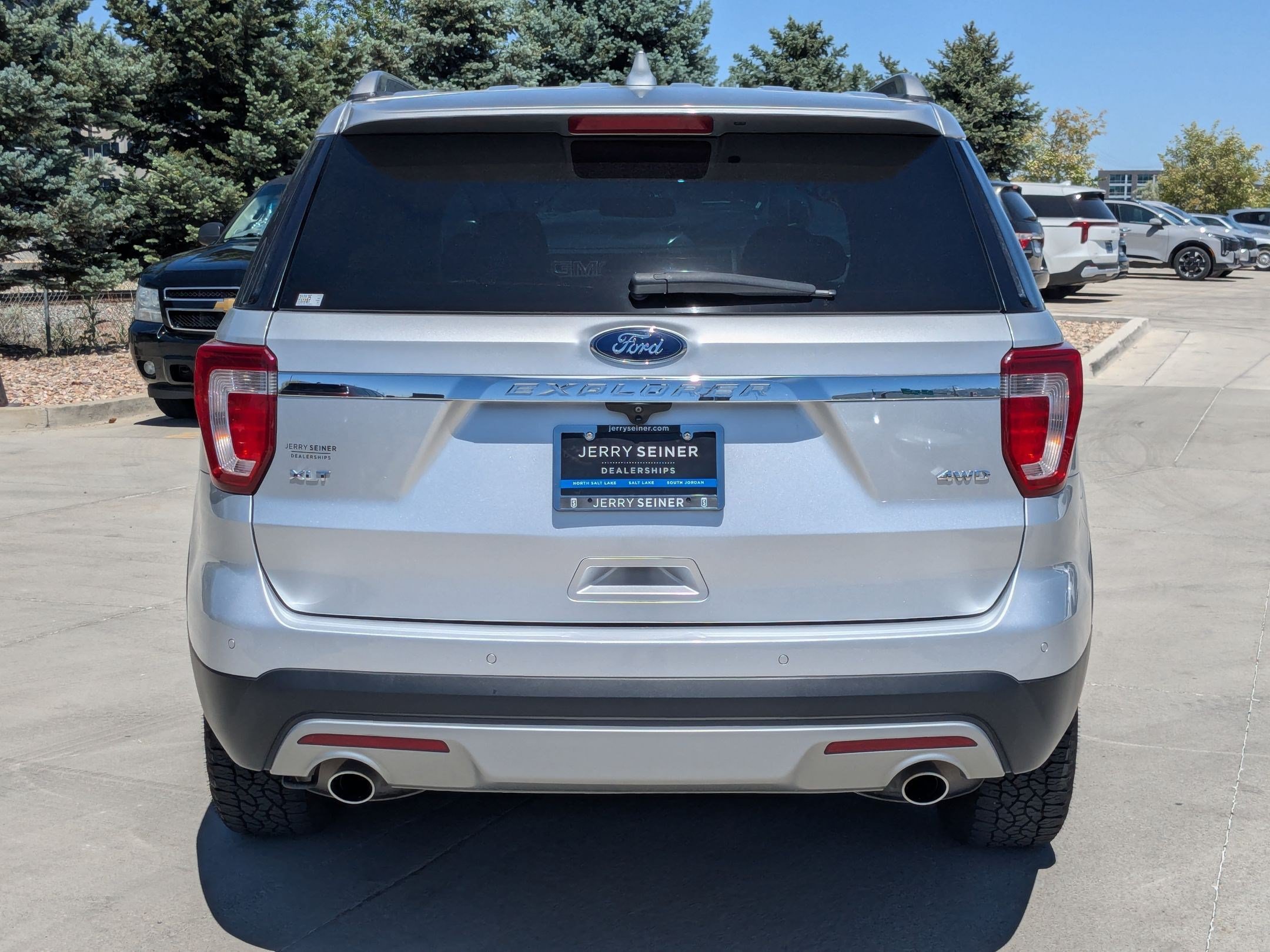Used 2017 Ford Explorer XLT w/ Equipment Group 201A AWD/4WD image 4