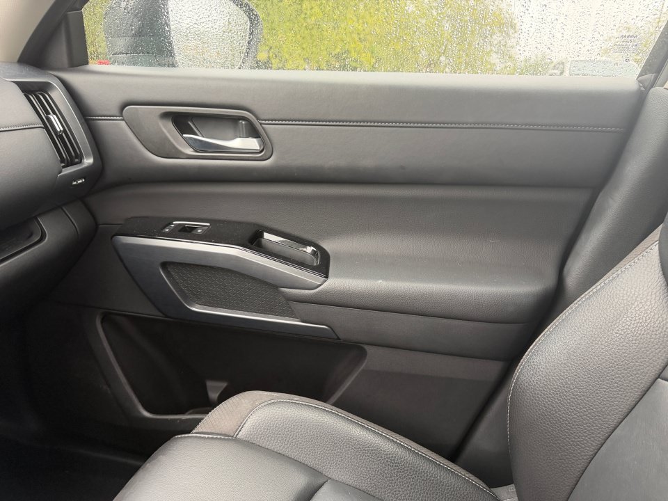 Used 2025 Nissan Pathfinder SL w/ Cargo Package FWD image 31