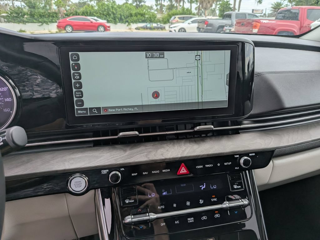 Used 2024 Kia Carnival EX FWD image 23