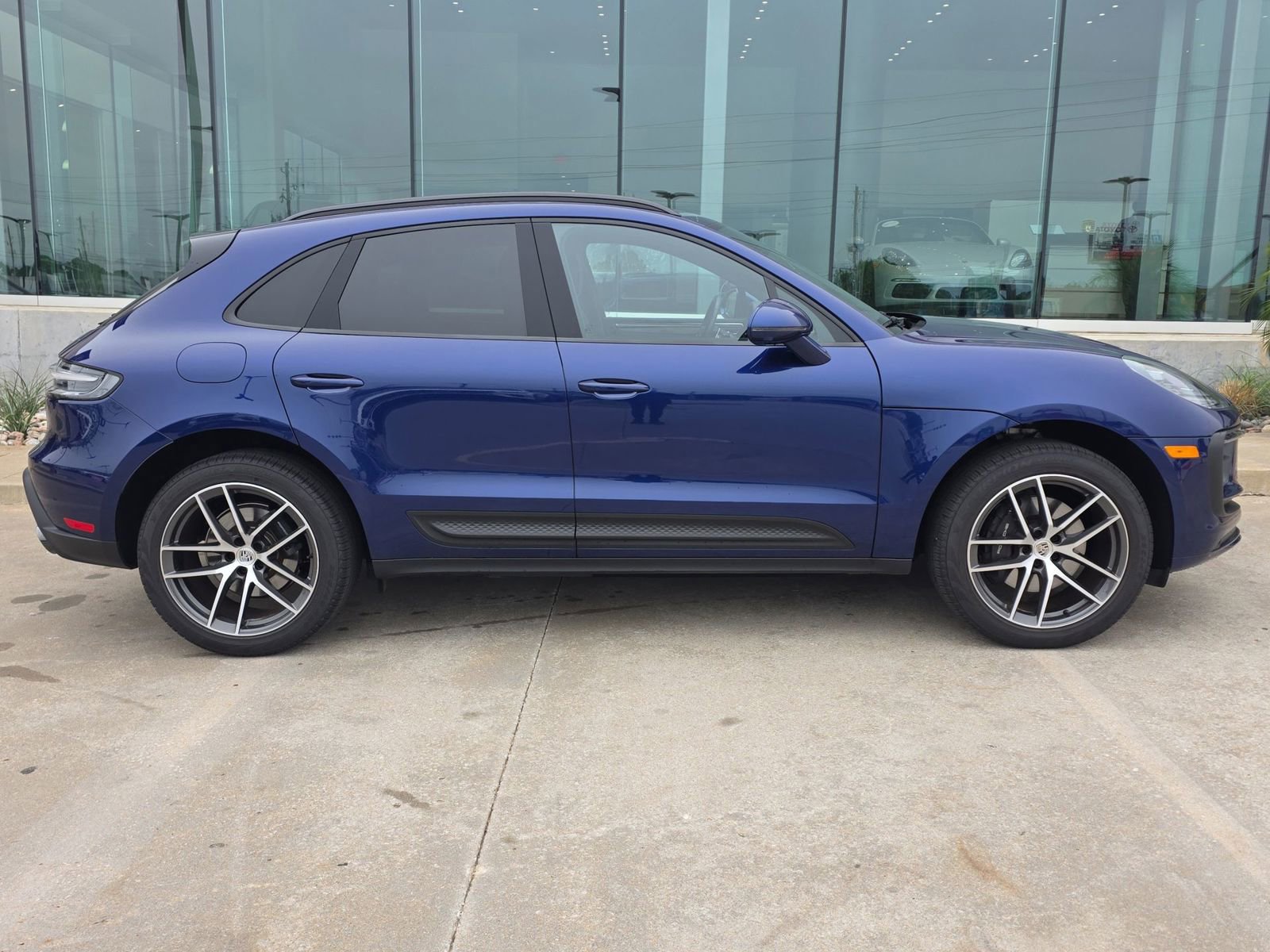 Certified 2025 Porsche Macan AWD/4WD image 8