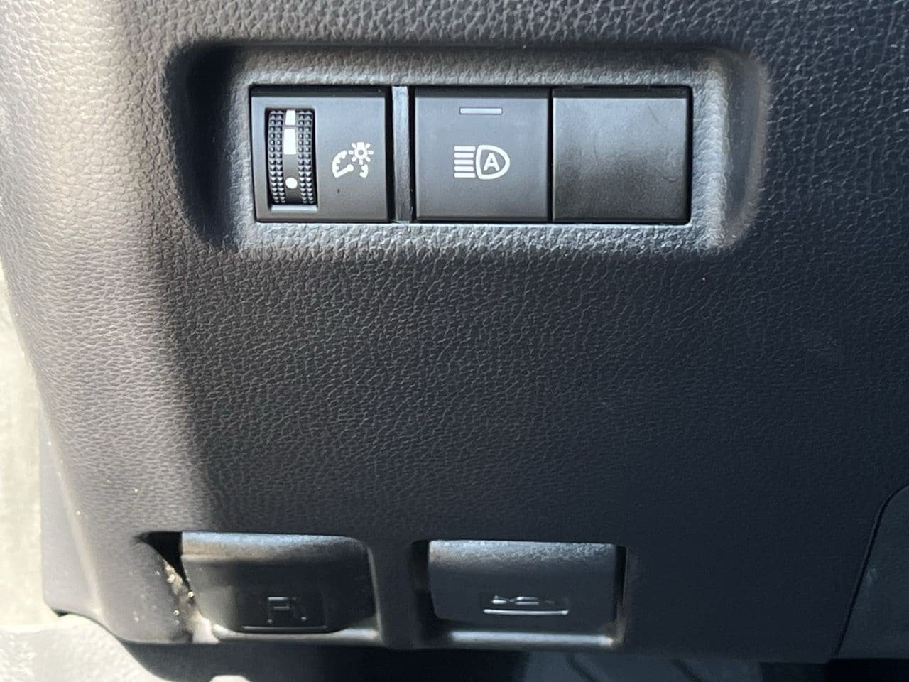 Used 2025 Toyota RAV4 XLE FWD image 20