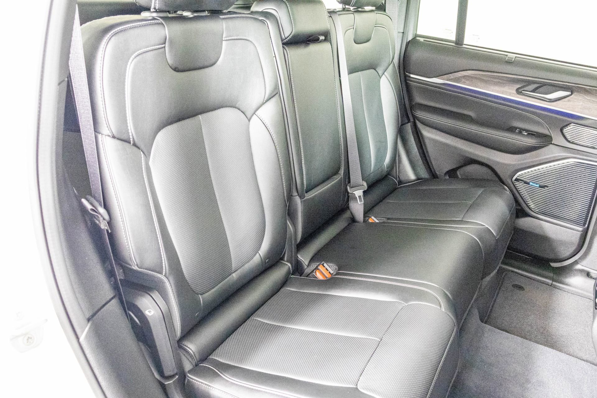 Used 2023 Jeep Grand Cherokee Overland w/ Adv Protech Group III image 38