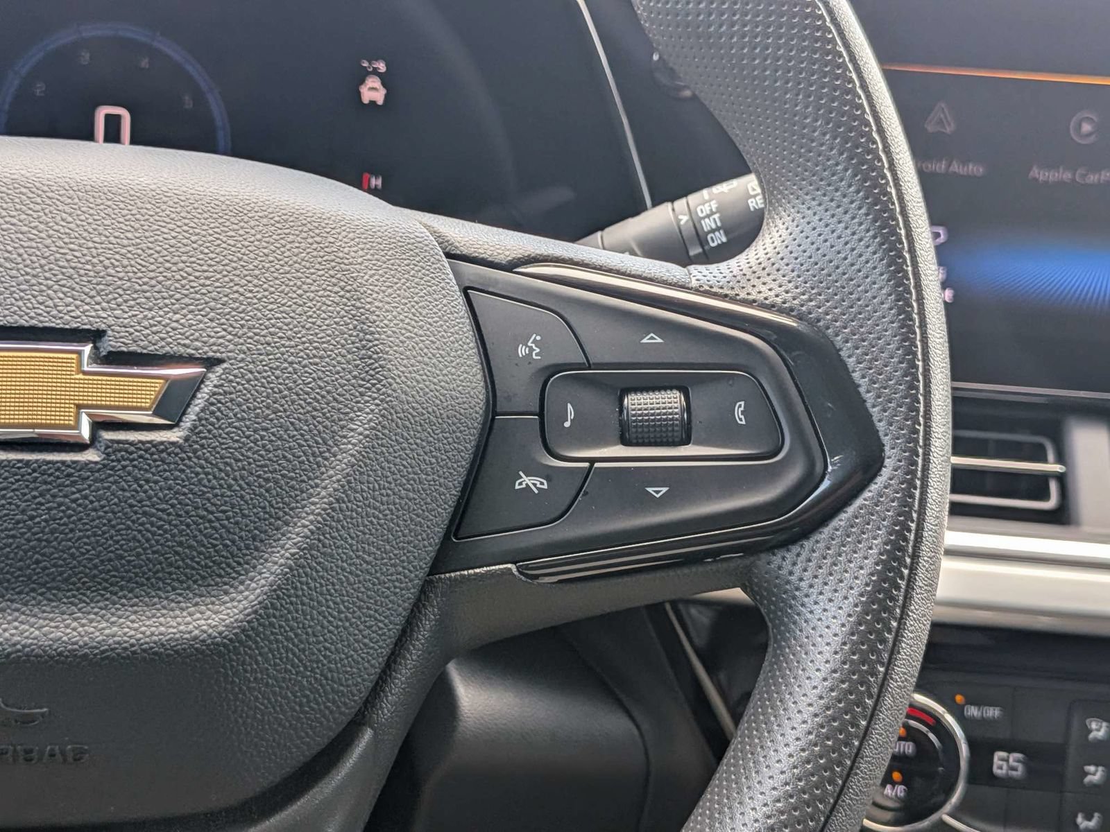 Used 2025 Chevrolet Trax LT FWD image 24