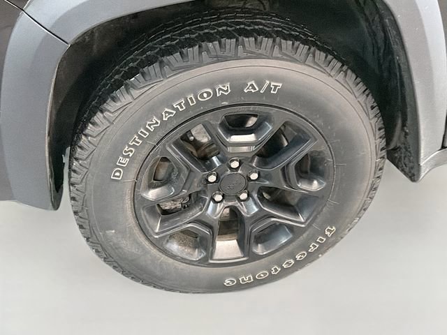 Used 2019 Jeep Cherokee Trailhawk w/ Cold Weather Group image 27