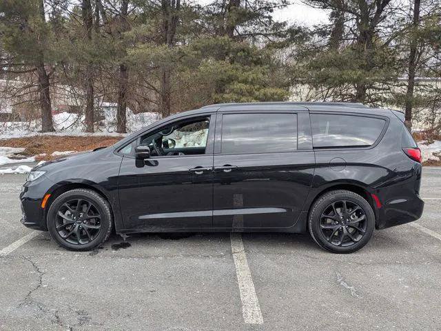Certified 2022 Chrysler Pacifica Touring-L w/ S Appearance Package AWD/4WD image 9