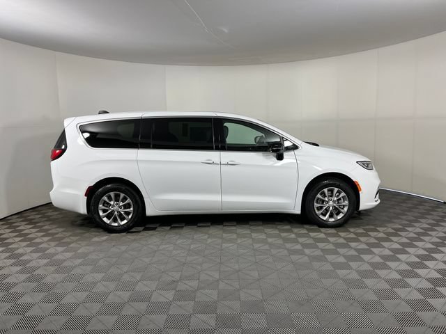 New 2026 Chrysler Pacifica Select AWD/4WD image 4
