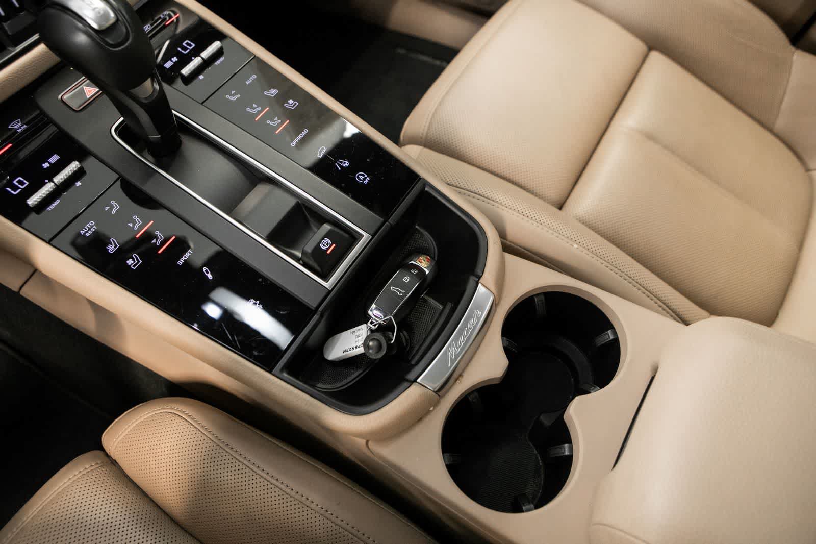 Certified 2024 Porsche Macan AWD/4WD image 25