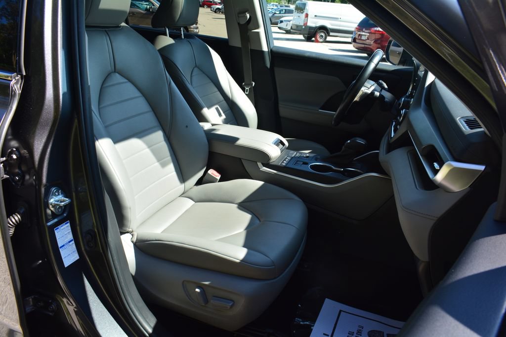 Used 2022 Toyota Highlander XLE AWD/4WD image 22