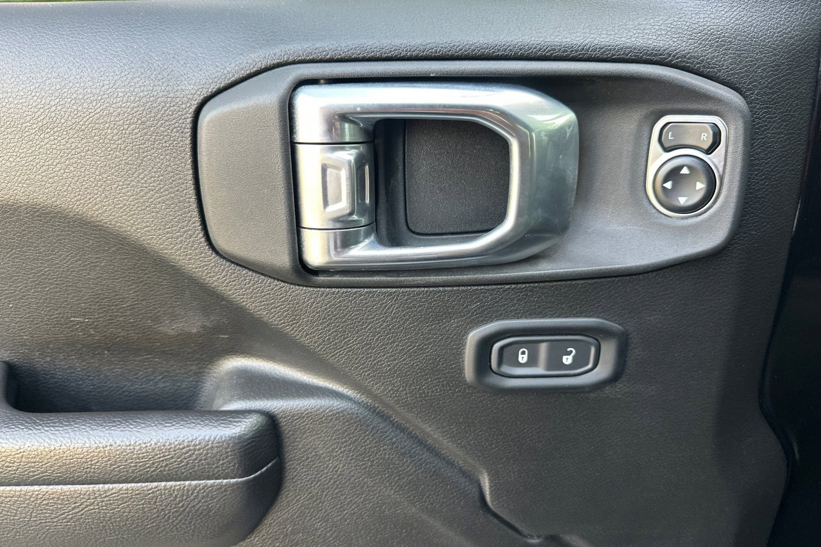 Used 2024 Jeep Wrangler Unlimited AWD/4WD image 11