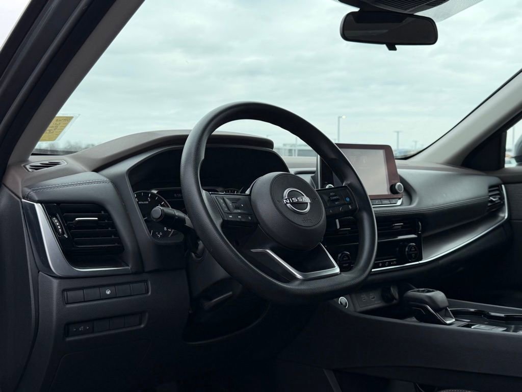 Used 2023 Nissan Rogue SV image 11