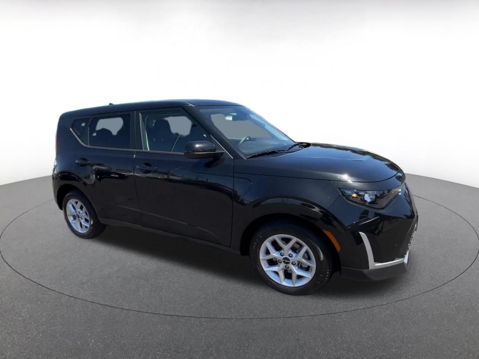 Used 2025 Kia Soul LX w/ LX Technology Package FWD image 2