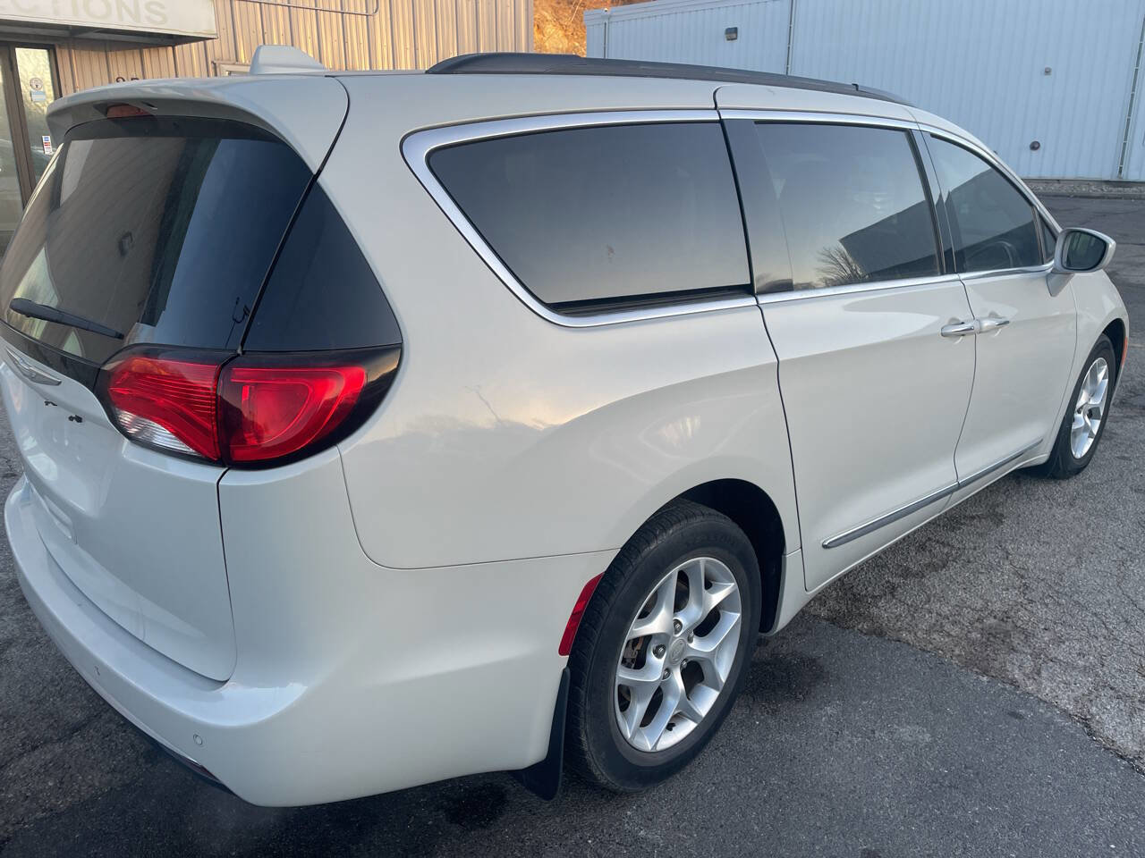 Used 2017 Chrysler Pacifica Touring-L w/ Tire & Wheel Group image 7