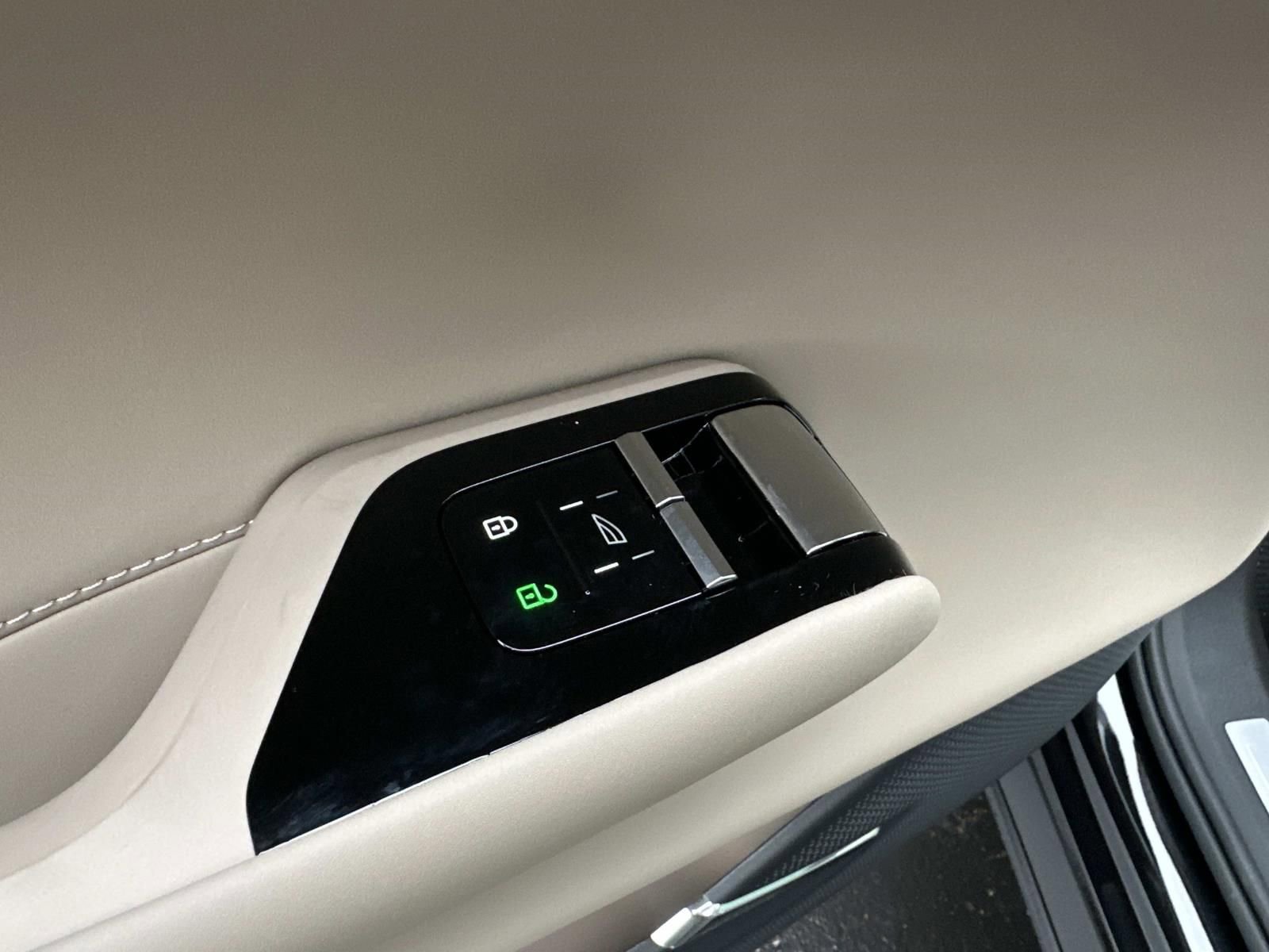 New 2025 Volvo EX90 Plus w/ Protection Package Premier image 12