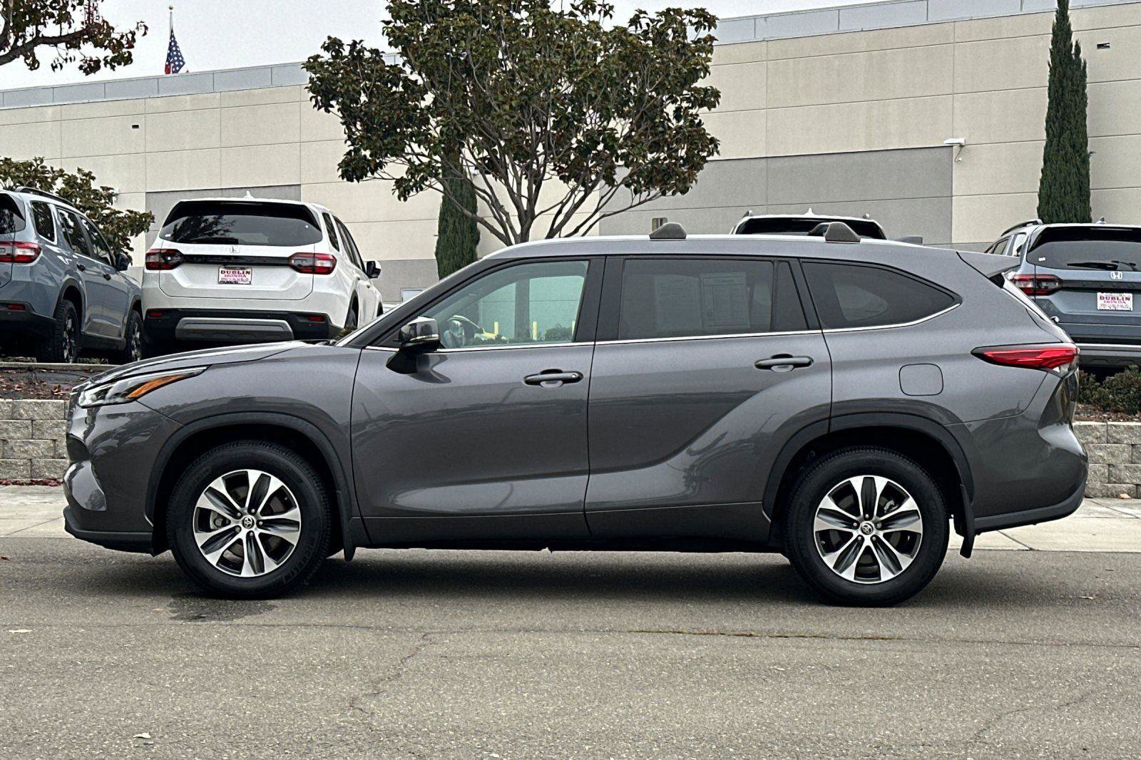 Used 2022 Toyota Highlander XLE image 7