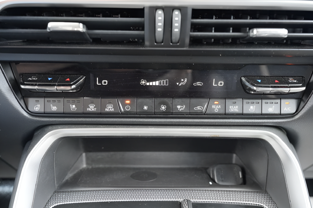 Used 2024 MAZDA CX-90 Plug-In Hybrid w/ Premium Plus AWD/4WD image 39