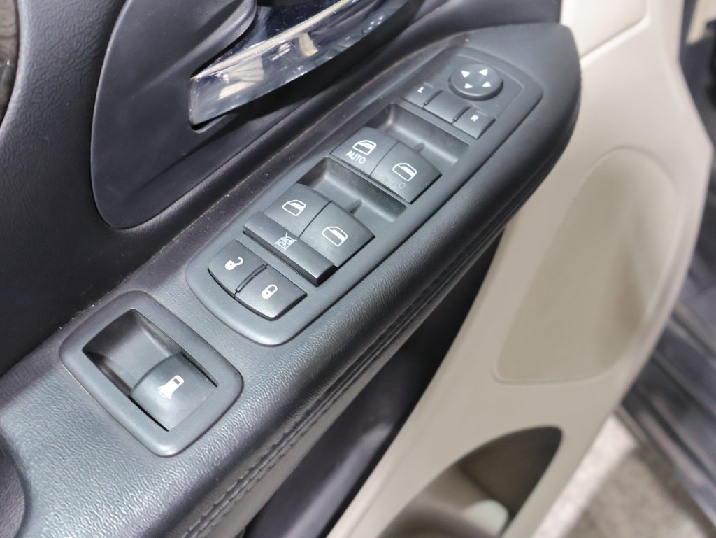 Used 2011 Dodge Grand Caravan Crew w/ Entertainment Group 1 FWD image 14