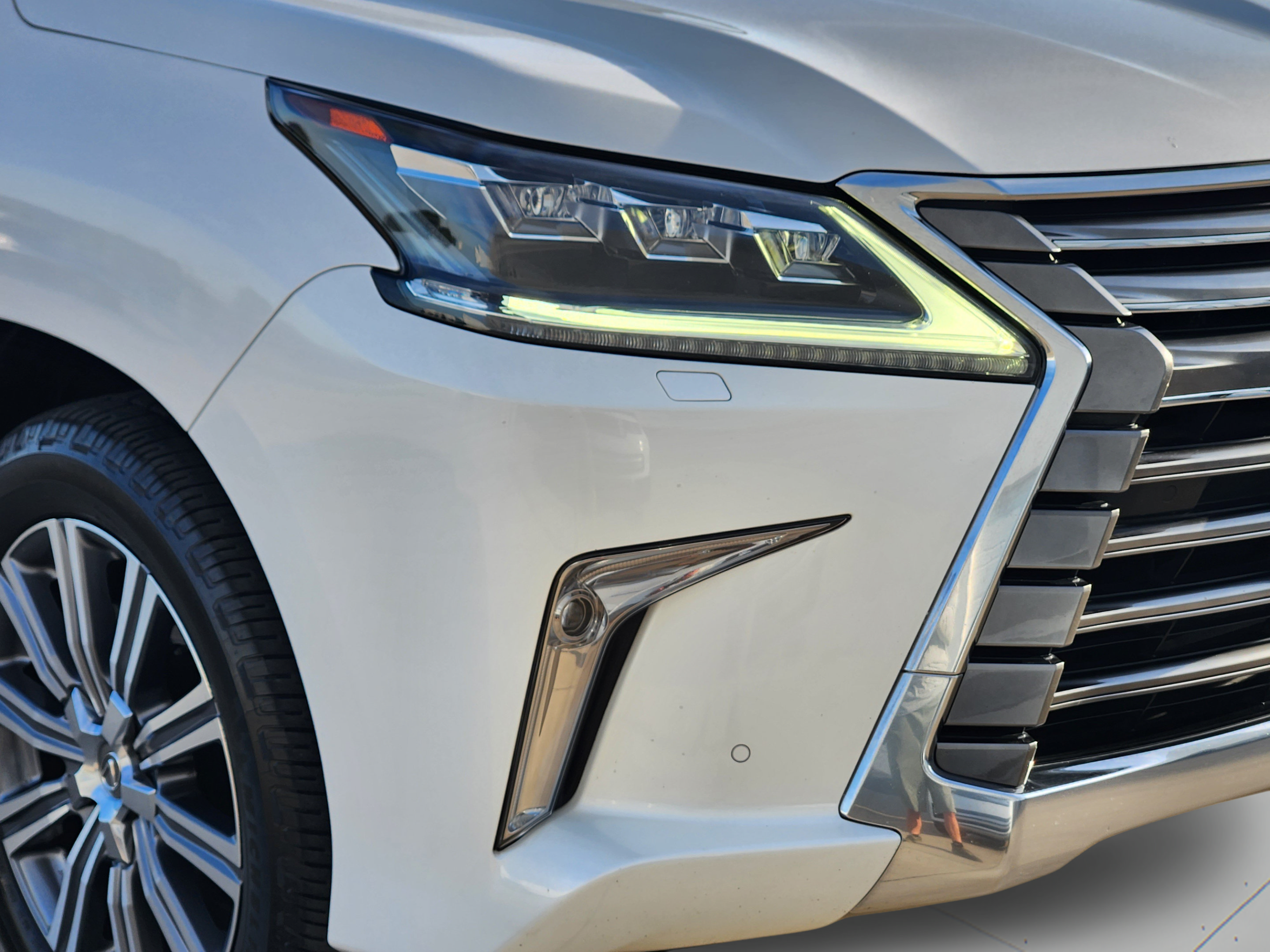 Used 2016 Lexus LX 570 4WD w/ Luxury Package image 33