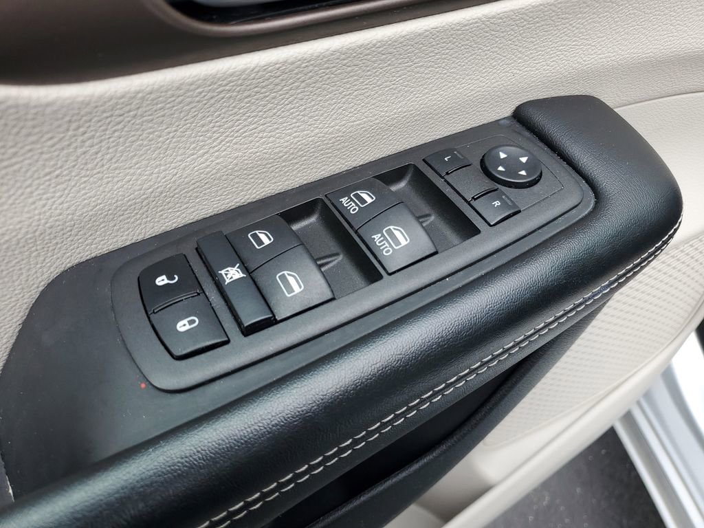 Used 2022 Chrysler Voyager LX image 24