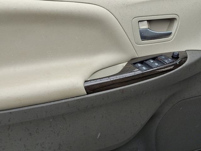 Used 2015 Toyota Sienna XLE Premium FWD image 22