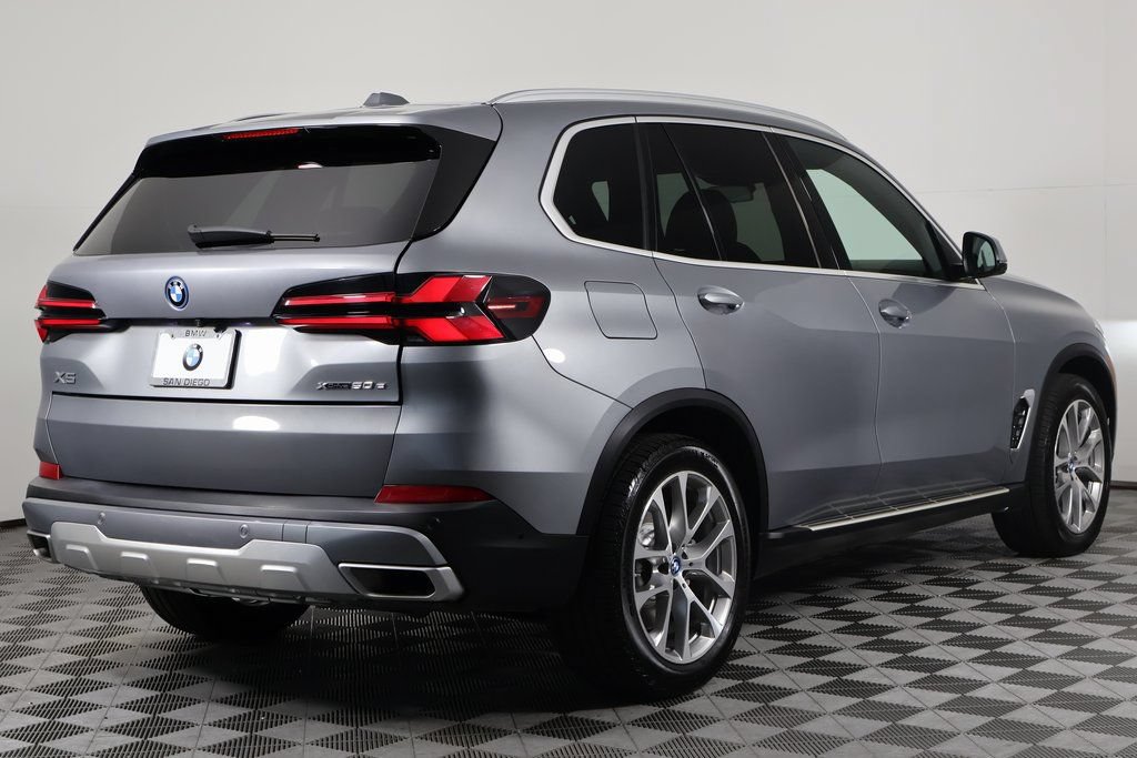 Used 2024 BMW X5 xDrive50e w/ Parking Assistance Package AWD/4WD image 4