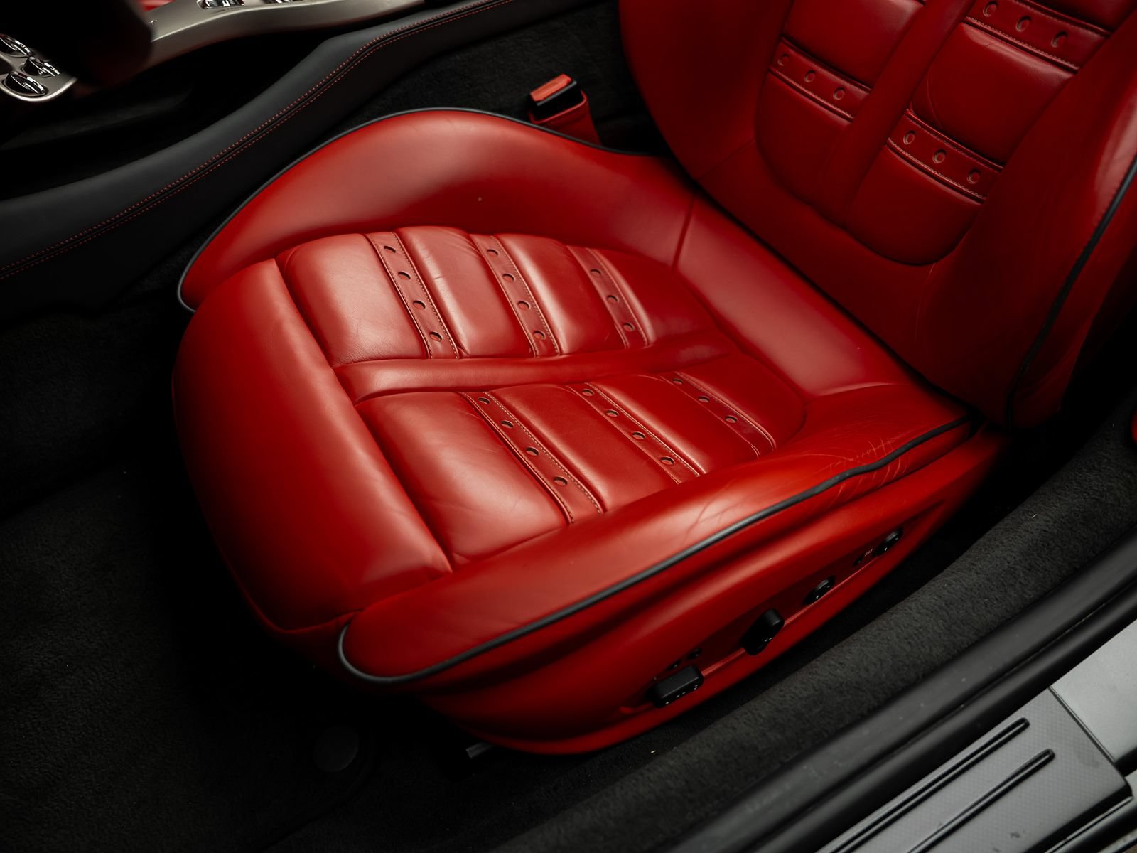 Used 2010 Ferrari California RWD image 36