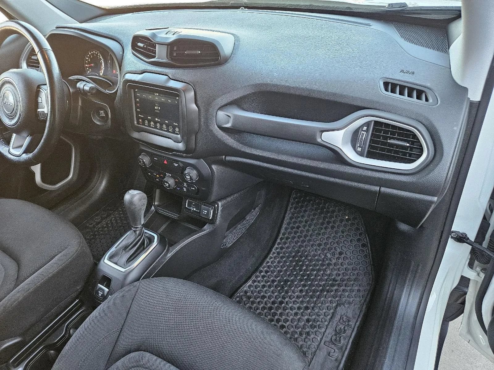 Used 2018 Jeep Renegade Latitude w/ Cold Weather Group FWD image 14