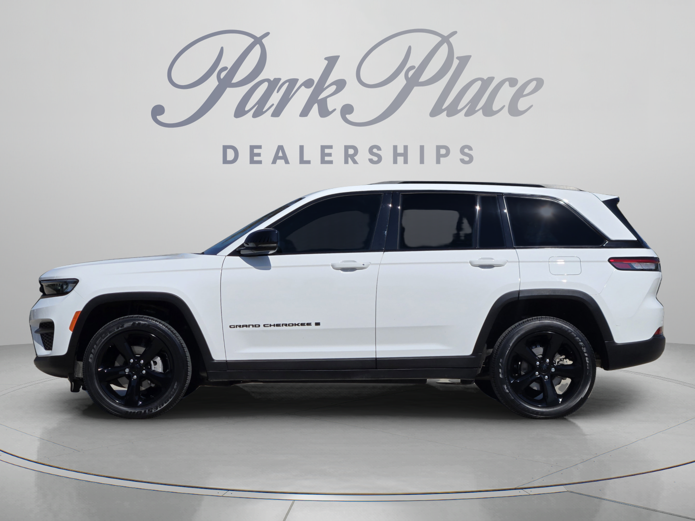 Used 2025 Jeep Grand Cherokee Altitude AWD/4WD image 2