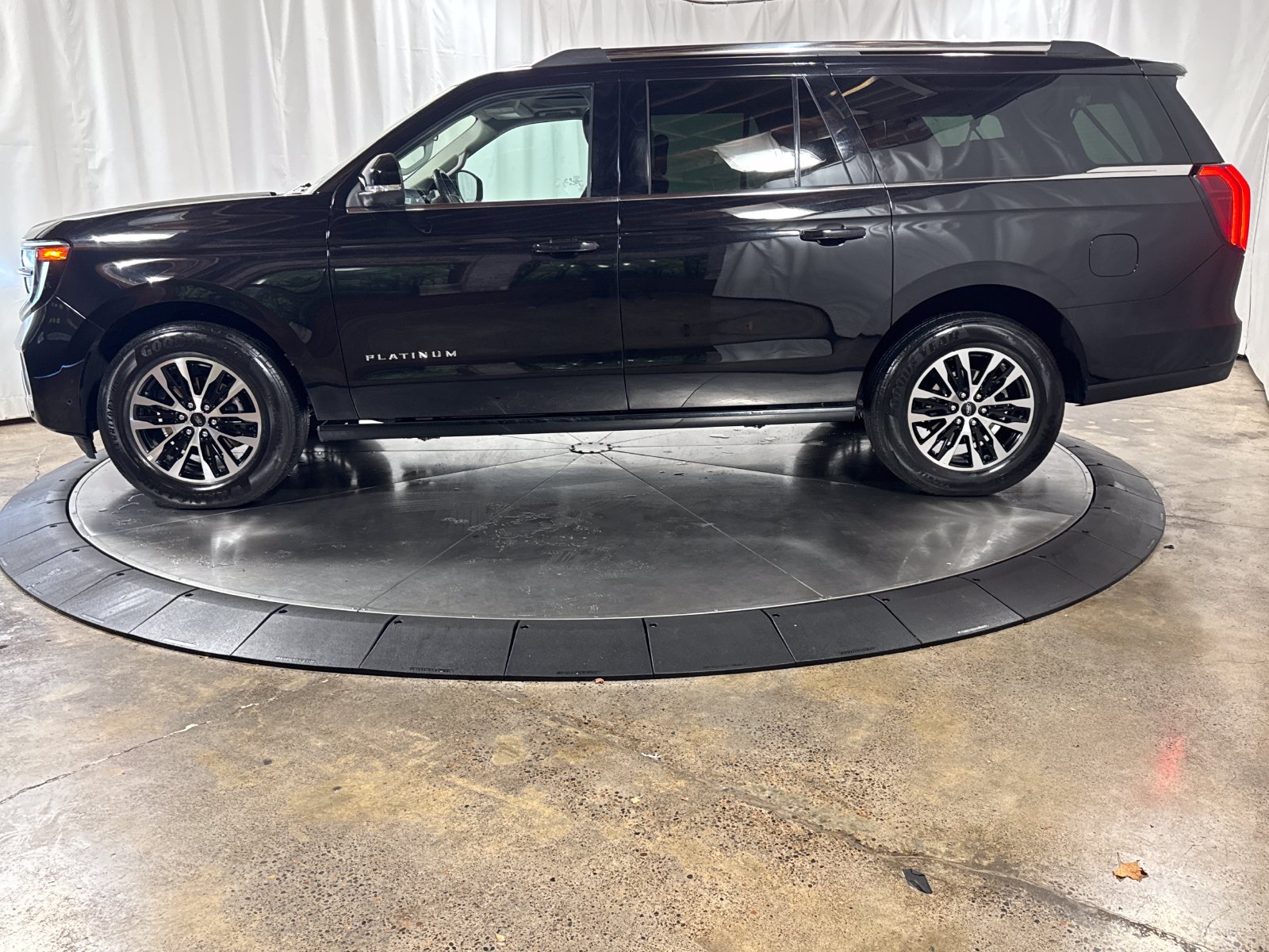 Used 2025 Ford Expedition Max Platinum AWD/4WD image 6