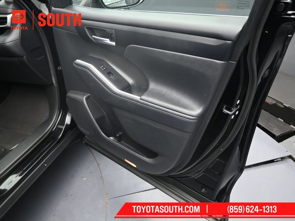 Used 2020 Toyota Highlander XLE AWD/4WD image 37