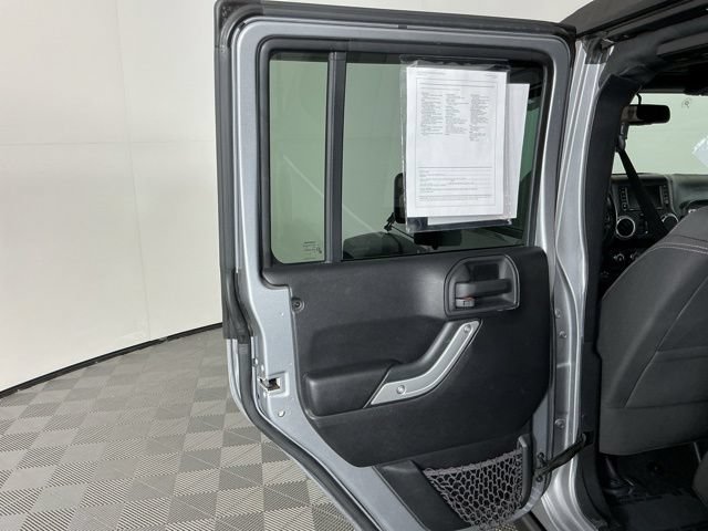 Used 2015 Jeep Wrangler Unlimited Rubicon w/ Connectivity Group AWD/4WD image 21