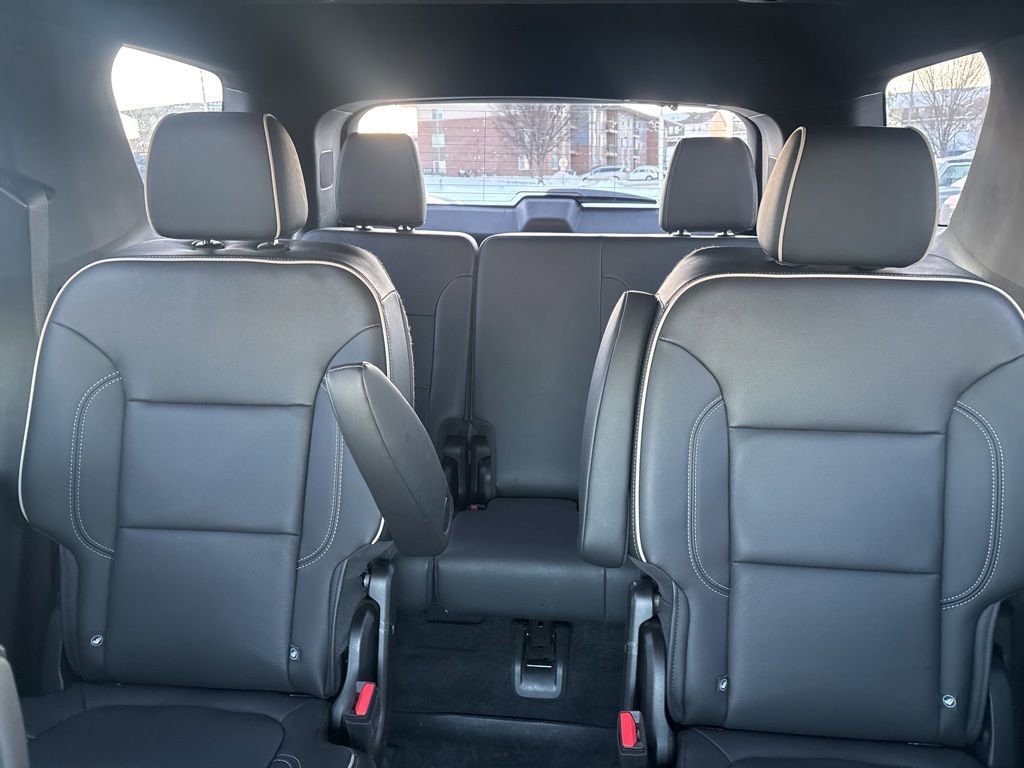 Used 2023 Chevrolet Traverse Premier image 35