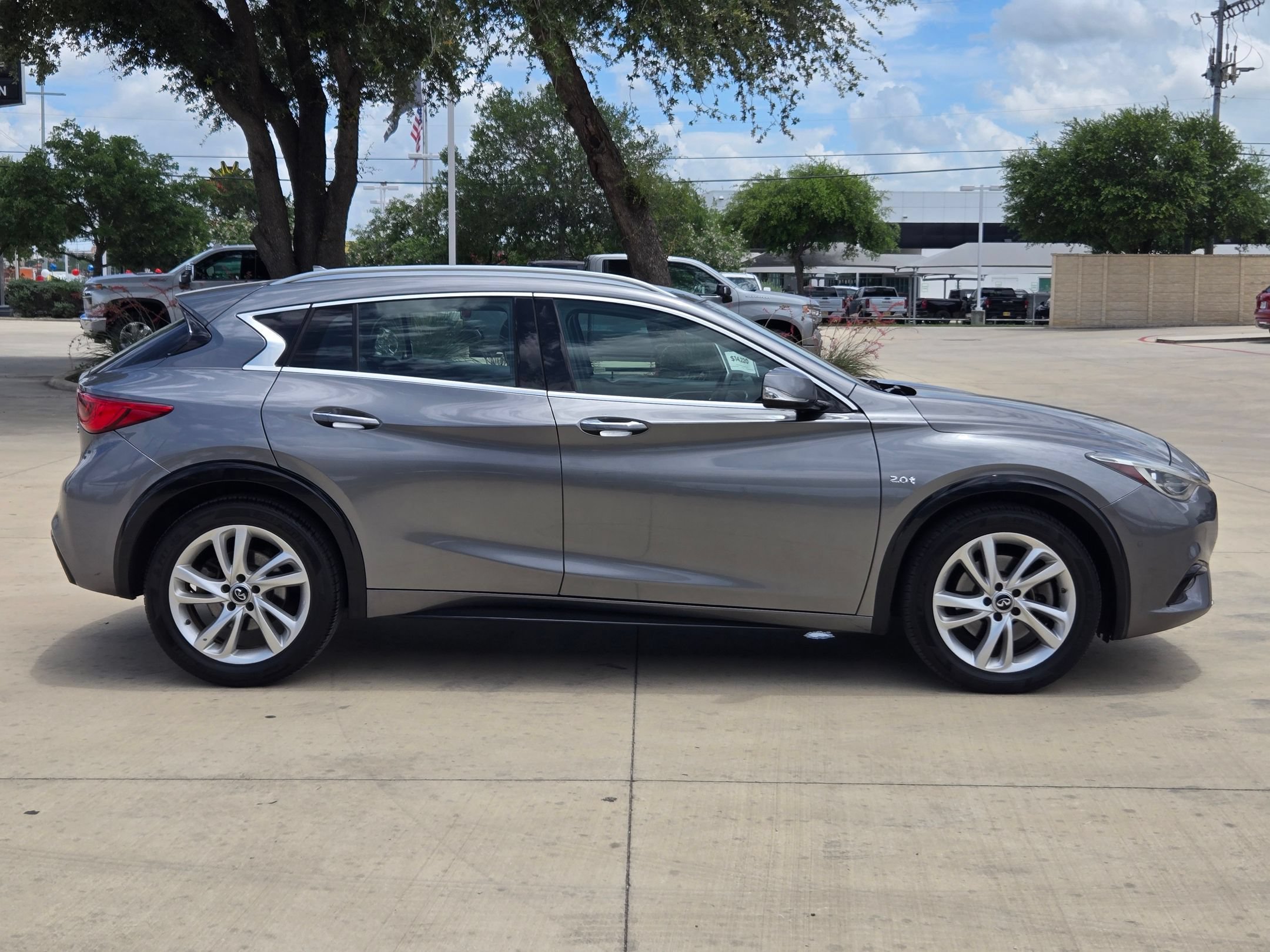 Used 2017 INFINITI QX30 Premium w/ Navigation Package FWD image 8