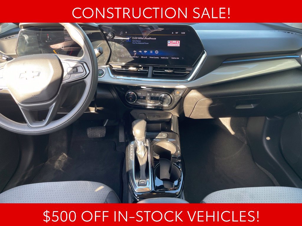 Used 2025 Chevrolet Trax LT FWD image 11