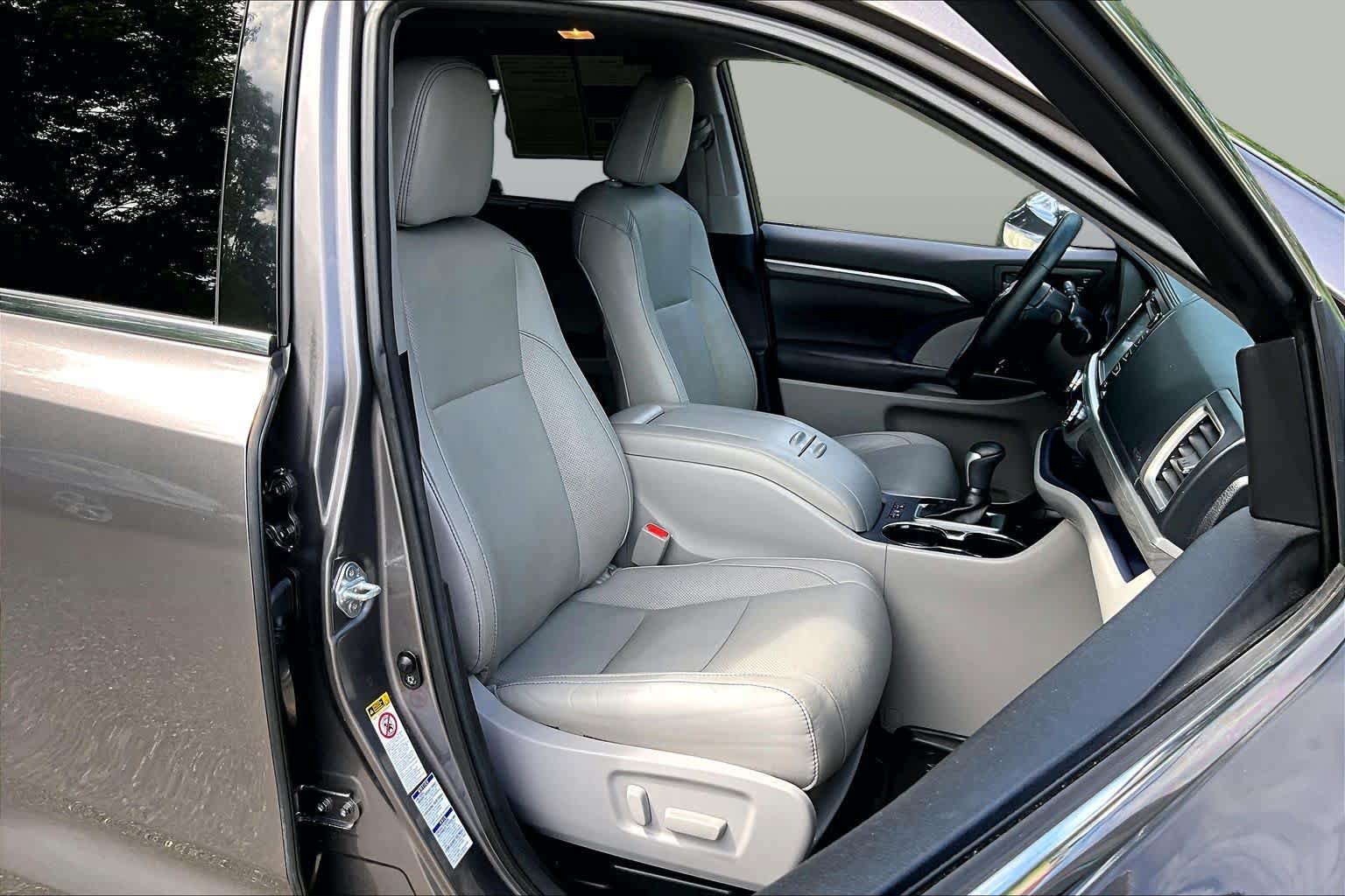 Used 2017 Toyota Highlander Limited Platinum w/ Carpet Mat Package AWD/4WD image 8