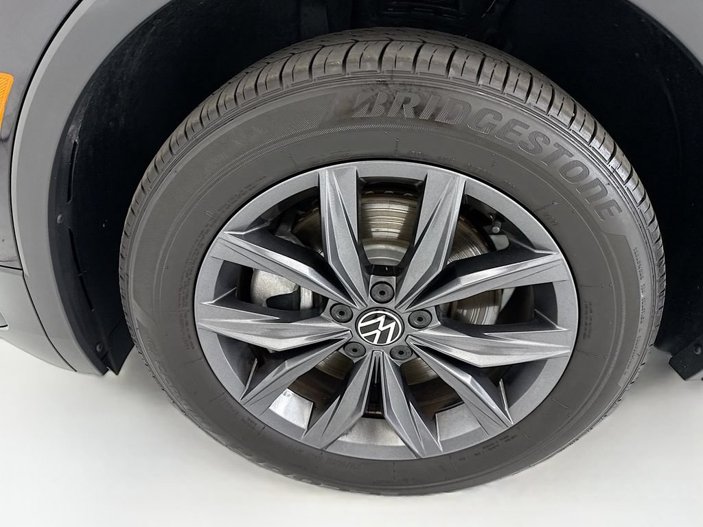 Used 2023 Volkswagen Tiguan SE w/ Panoramic Sunroof Package FWD image 29