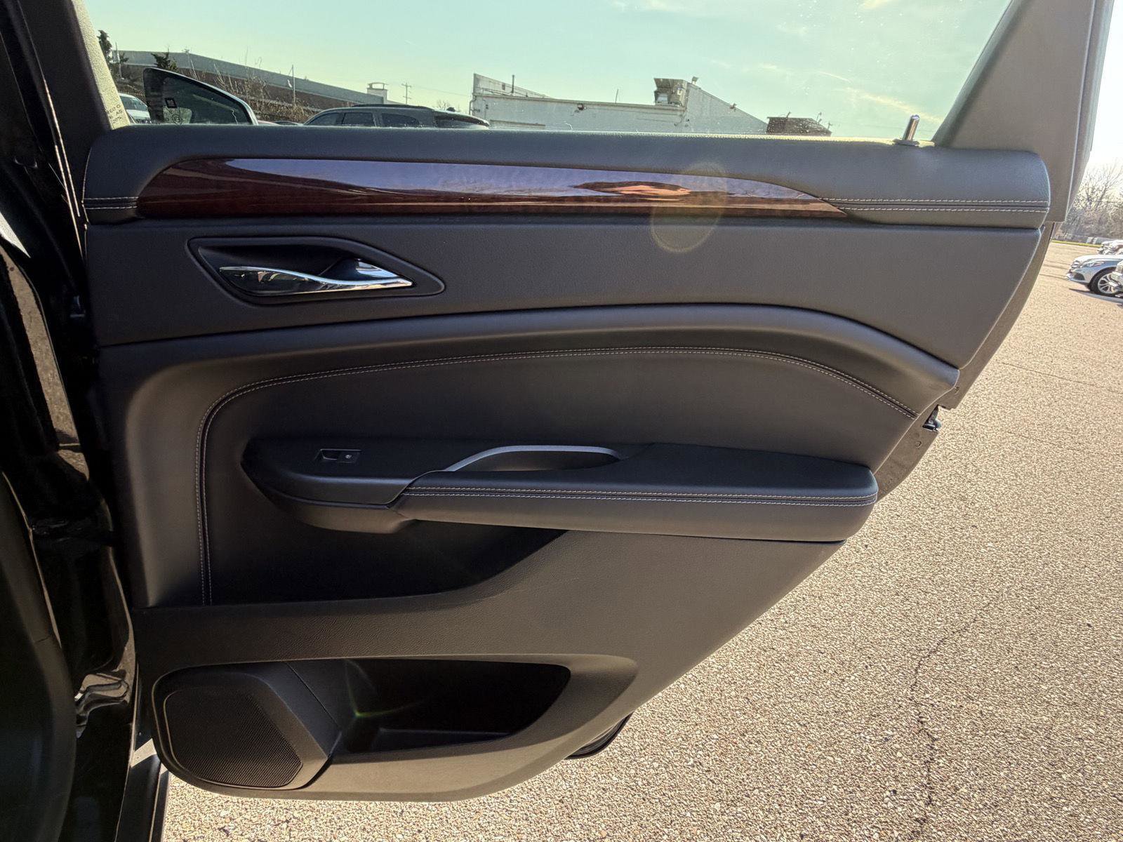 Used 2012 Cadillac SRX Luxury image 28