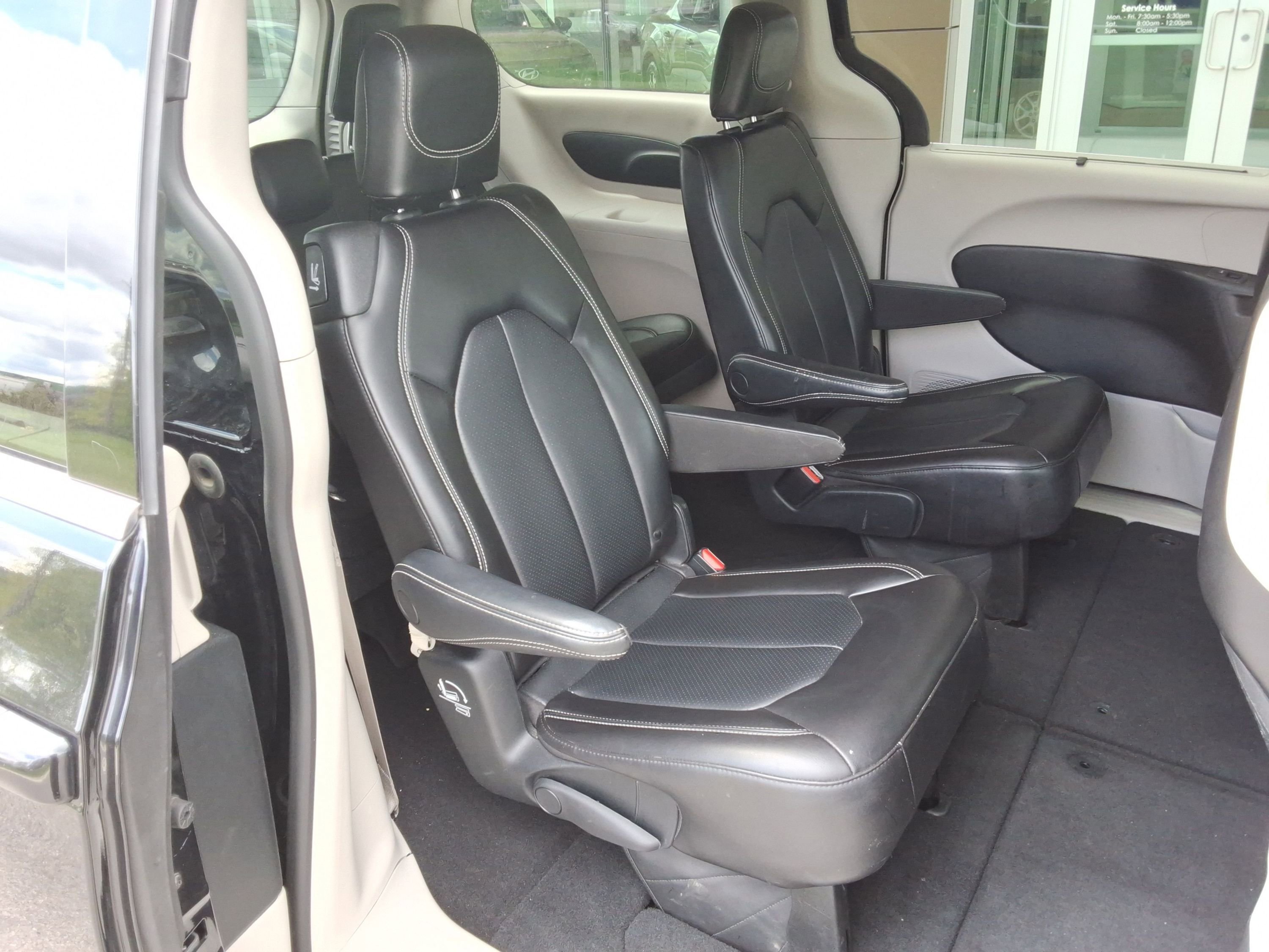 Used 2023 Chrysler Pacifica Touring-L FWD image 35