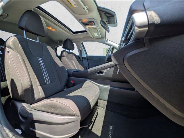 Used 2025 Hyundai Elantra SEL FWD image 21