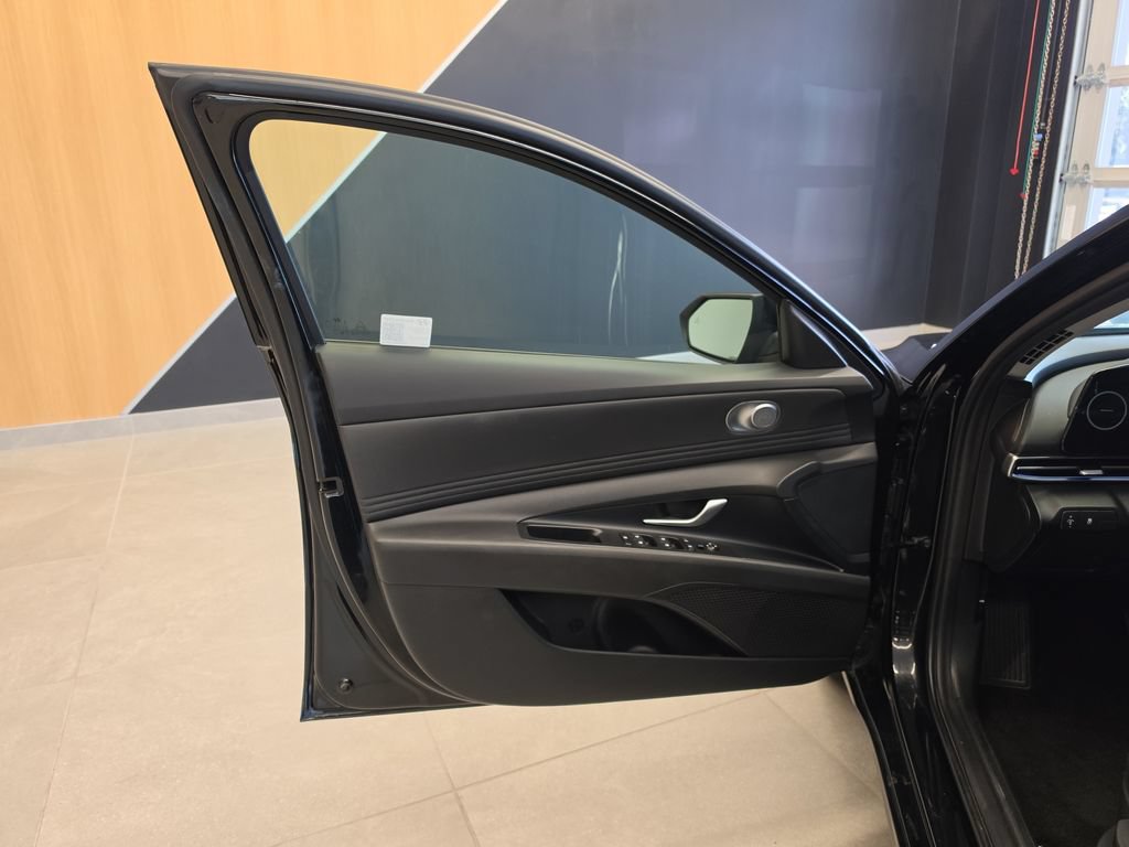 Used 2025 Hyundai Elantra SEL FWD image 14