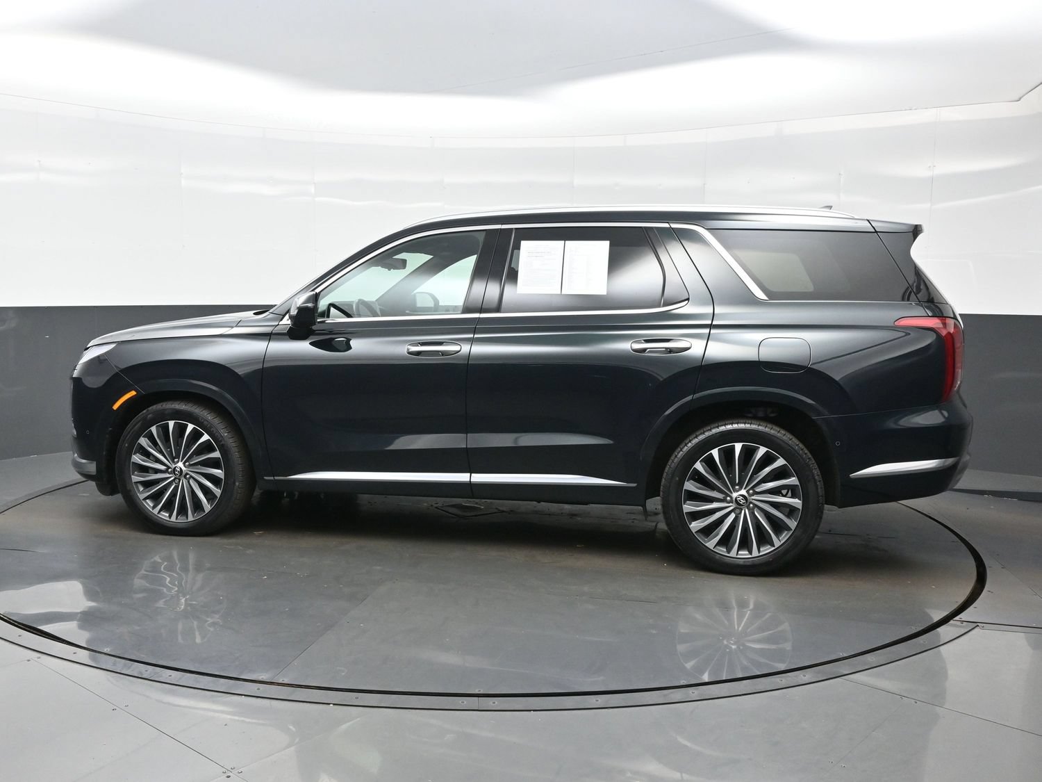 Certified 2023 Hyundai Palisade Calligraphy w/ Cargo Package AWD/4WD image 3