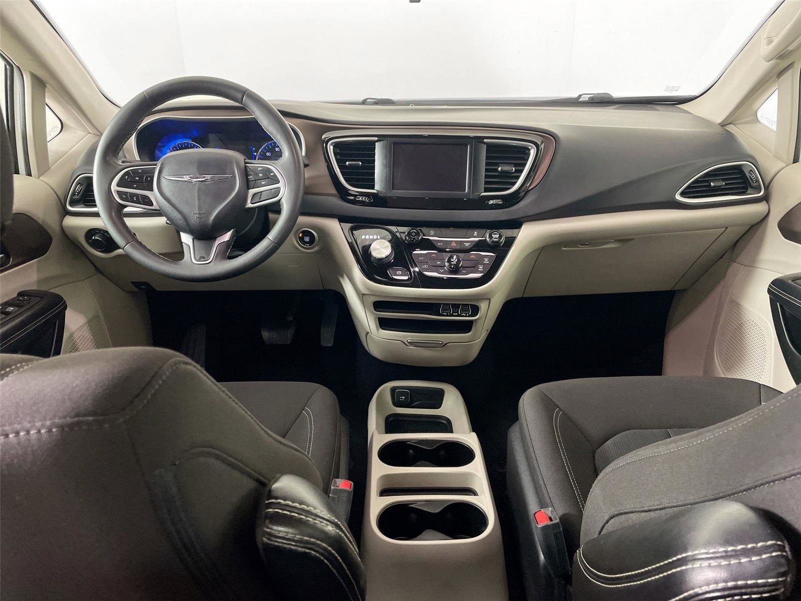 Used 2022 Chrysler Voyager LX image 30