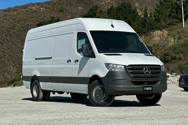 Used 2024 Mercedes-Benz Sprinter 3500 image 2