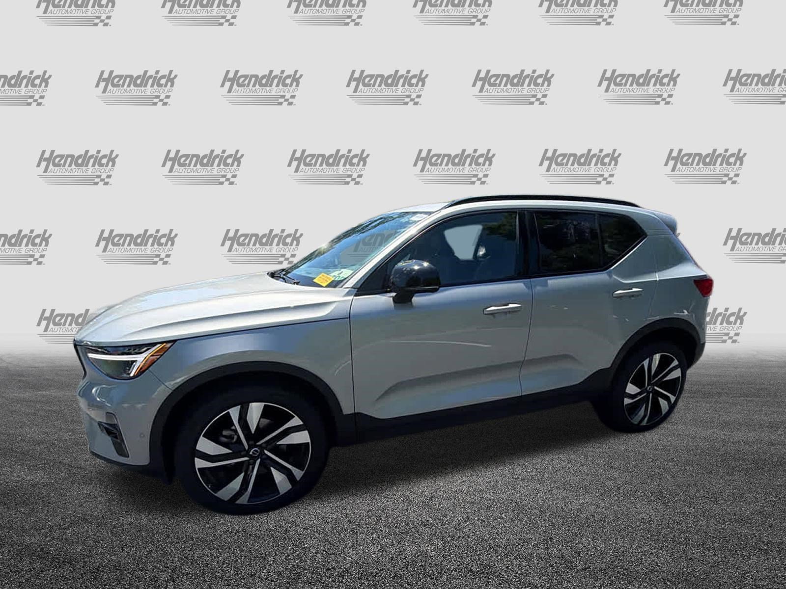 Used 2025 Volvo XC40 B5 Plus AWD/4WD image 8