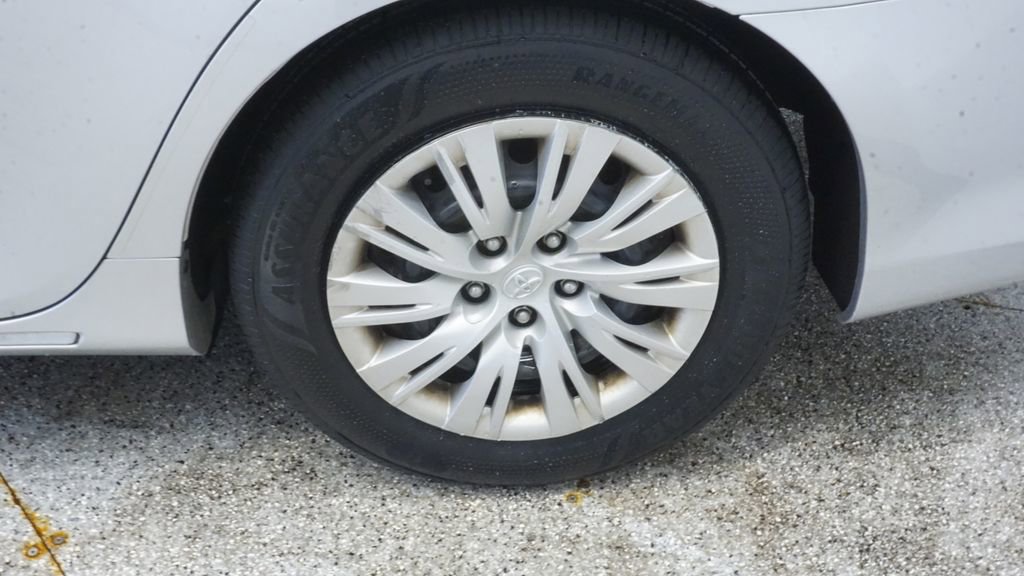 Used 2013 Toyota Camry LE image 22