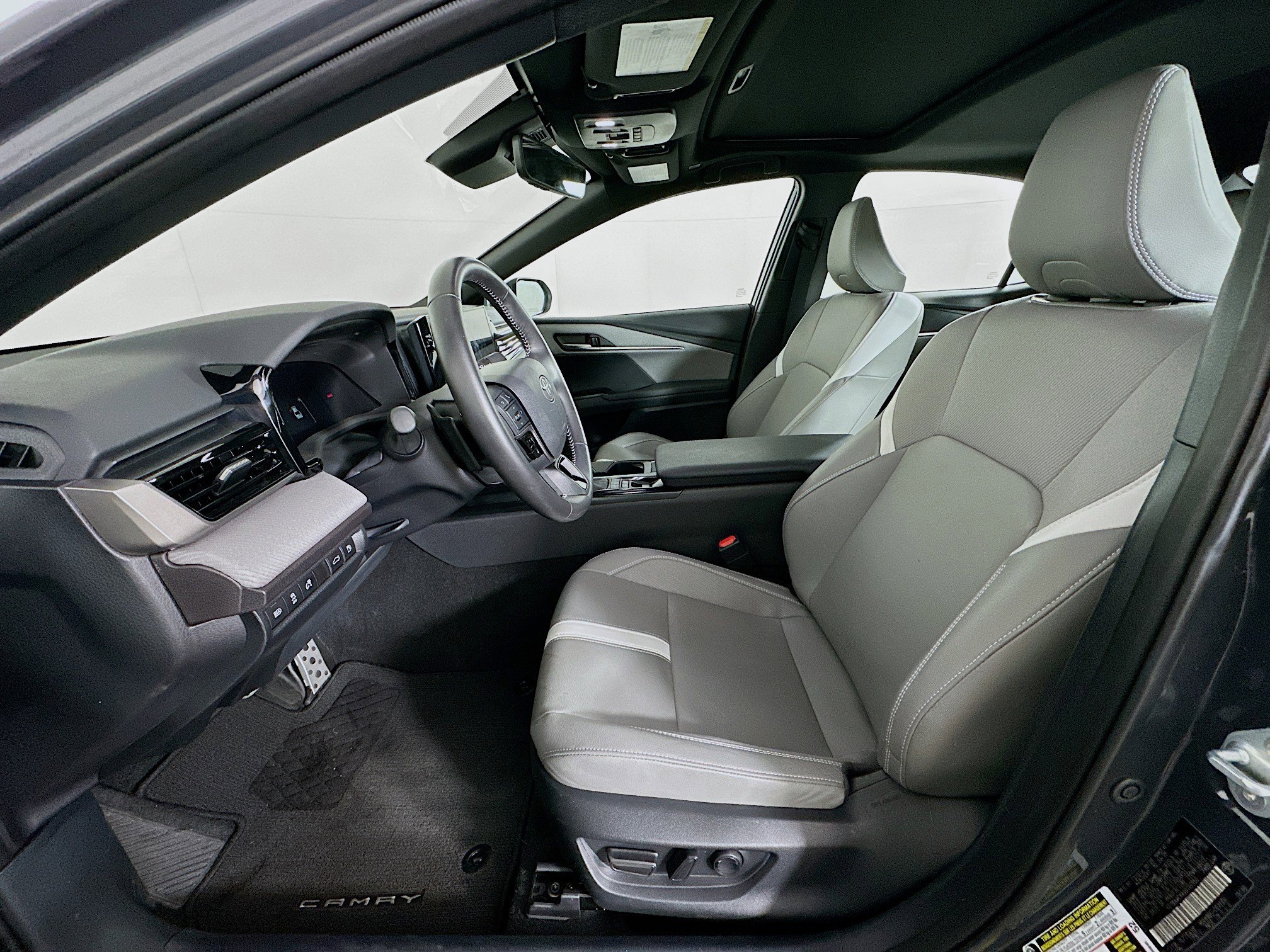 Used 2025 Toyota Camry SE image 13