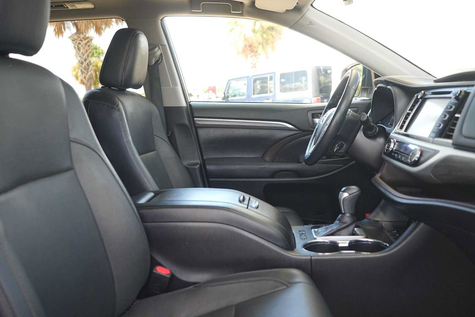 Used 2017 Toyota Highlander Limited Platinum FWD image 15