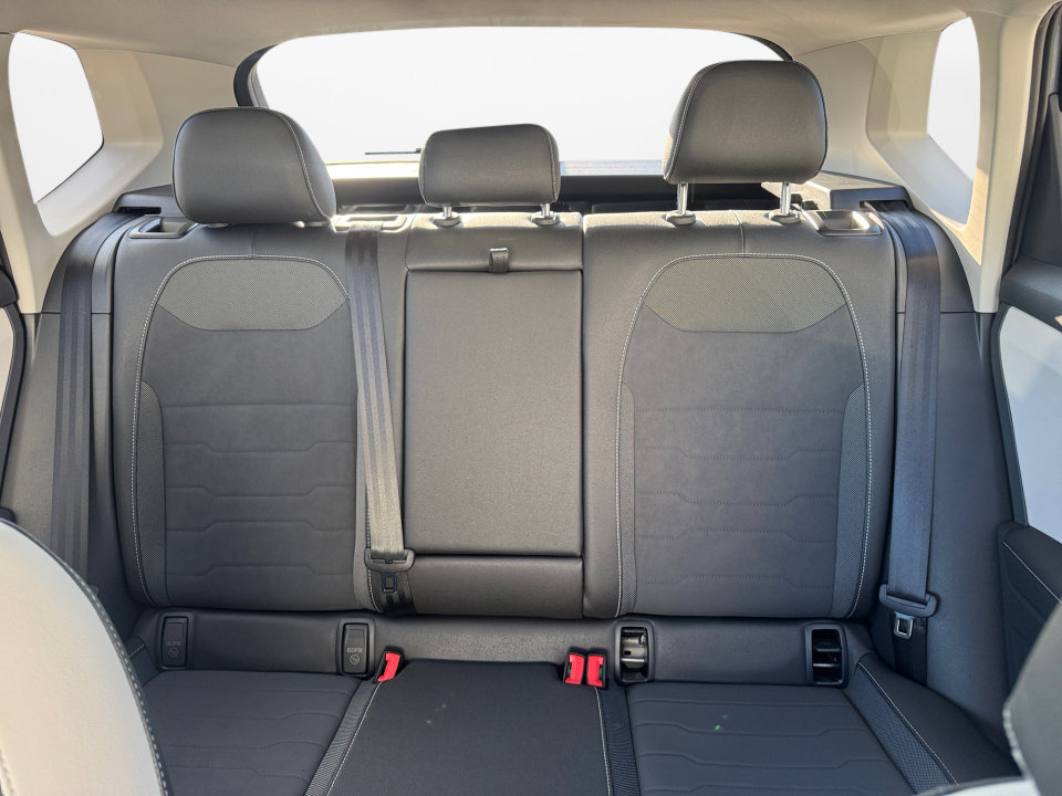 Used 2025 Volkswagen Taos SE w/ Panoramic Sunroof Package image 15